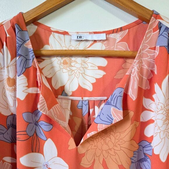 EUC DR2 FLORAL SPLIT V NECK FLORAL TOP SIZE MEDIUM SIZE TAG REMOVED - Picture 10 of 16